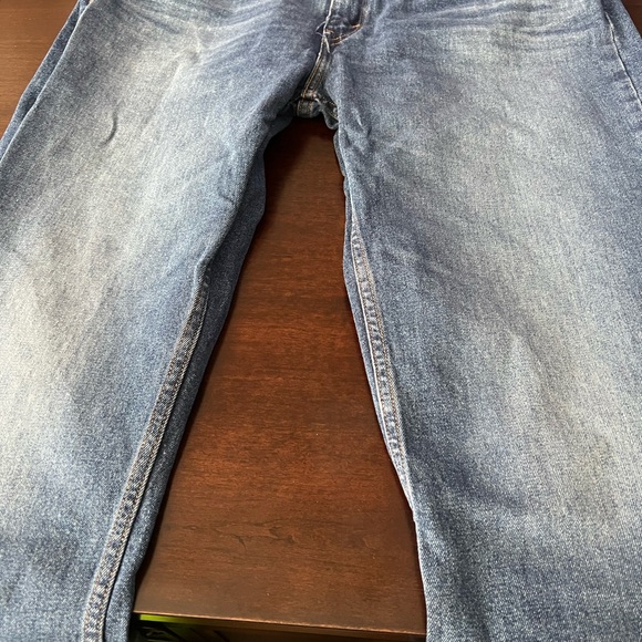 I am selling an authentic Levi Jeans - Picture 3 of 6